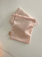 Cargar imagen en el visor de la galería, NEW Silk pillowcase with travel bag!
